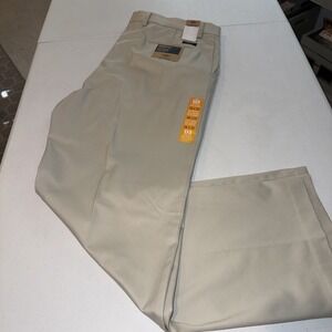 New Dockers Men's Khaki Pants Sz 38x32 Beige Classic Fit Flat Front Chino D3 NWT